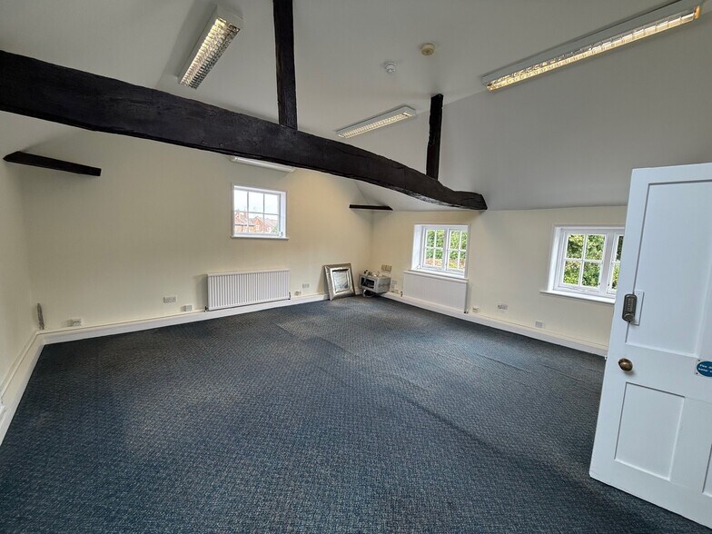 30 Shepherds Ln, Beaconsfield à louer - Photo du bâtiment - Image 3 de 5