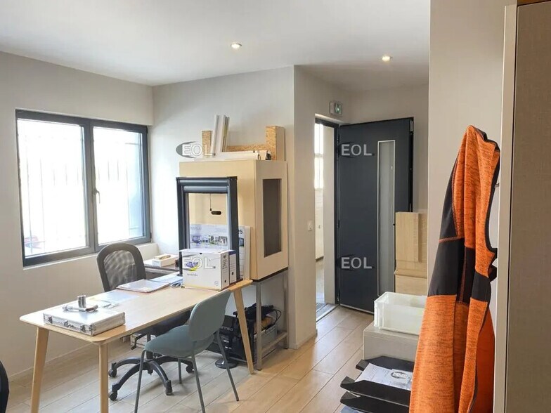 Flex in Mornant for lease - Interior Photo - Image 3 of 15