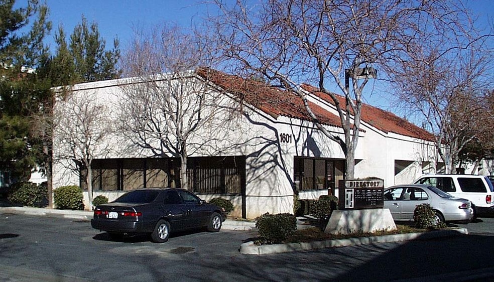 1601 E Palmdale Blvd, Palmdale, CA for sale - Building Photo - Image 2 of 8