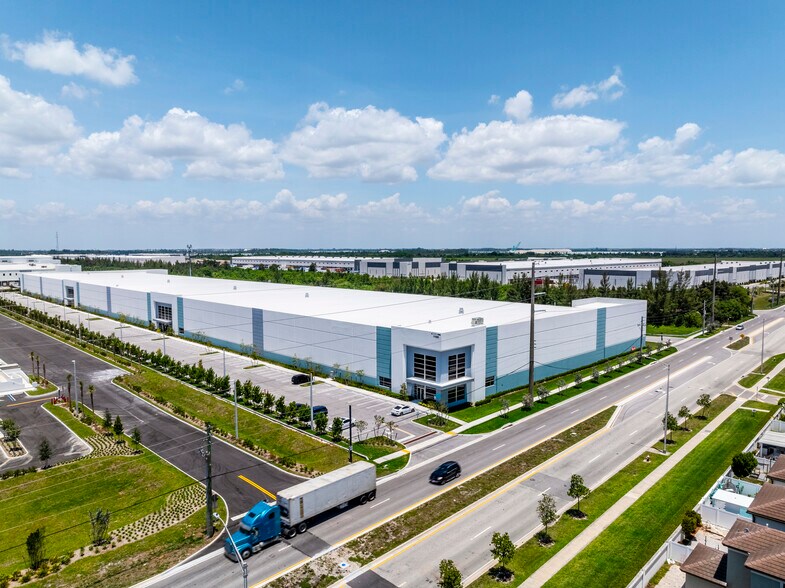 11250 W 36th Ave, Hialeah, FL à louer - Photo du bâtiment - Image 2 de 7