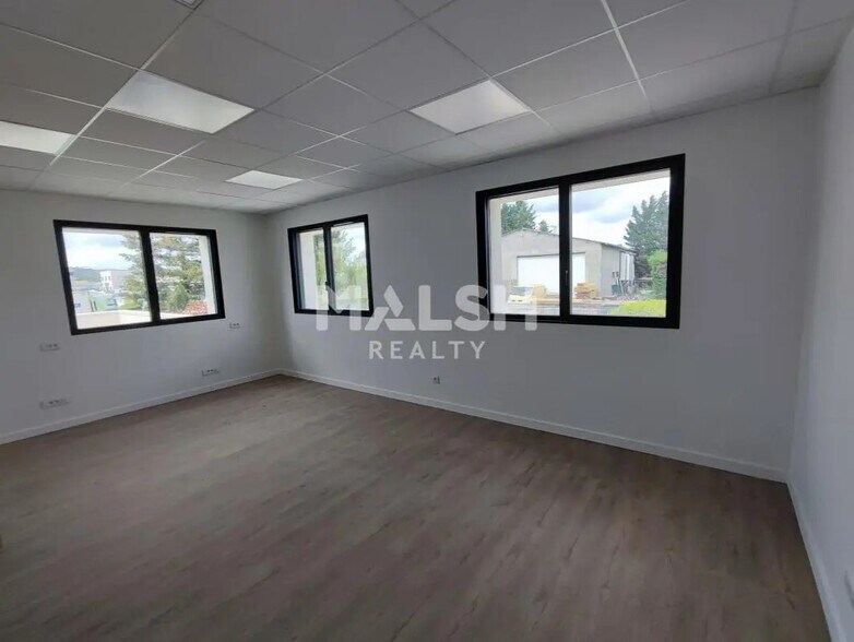 Flex in Mornant for lease - Interior Photo - Image 2 of 5