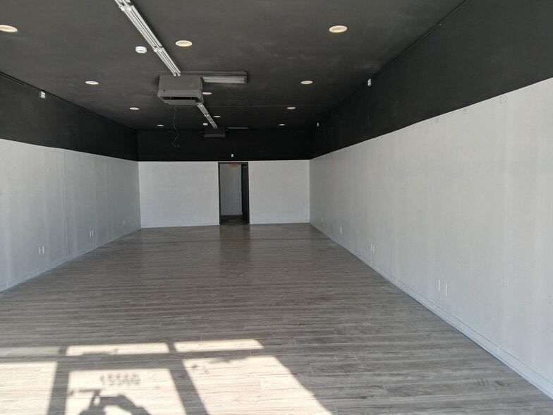 15556-15560 W Twelve Mile Rd, Southfield, MI for lease - Interior Photo - Image 2 of 3