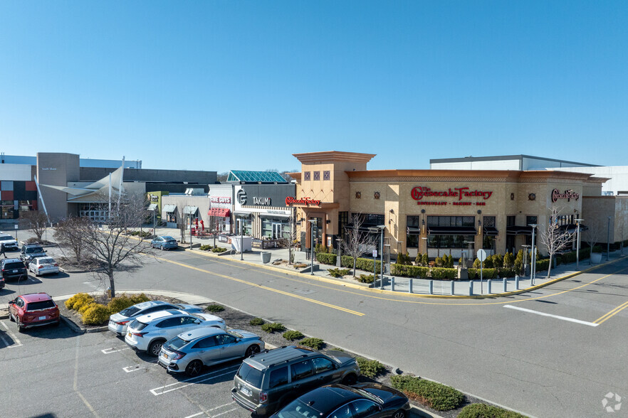 1701 Sunrise Hwy, Bay Shore, NY for lease - Primary Photo - Image 1 of 8