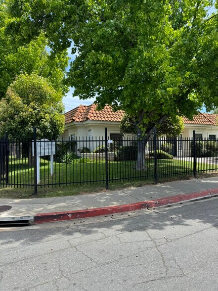 1101 E Pennsylvania Ave, Escondido, CA à vendre - Photo du bâtiment - Image 2 de 13