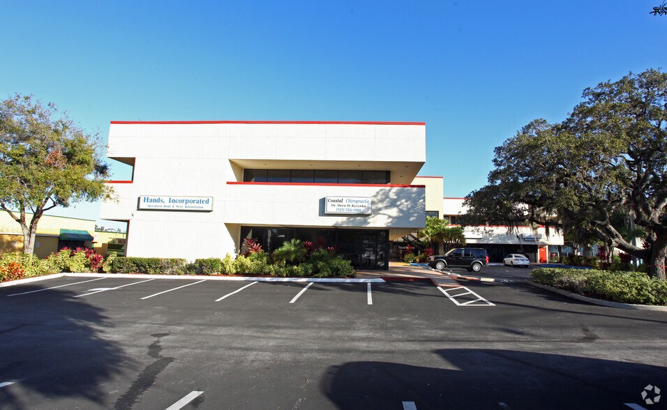 2196 Main St, Dunedin, FL à louer - Photo du bâtiment - Image 3 de 7