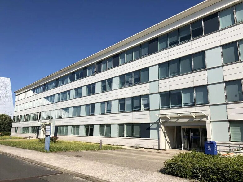 Office in Lieusaint for lease - Building Photo - Image 2 of 17