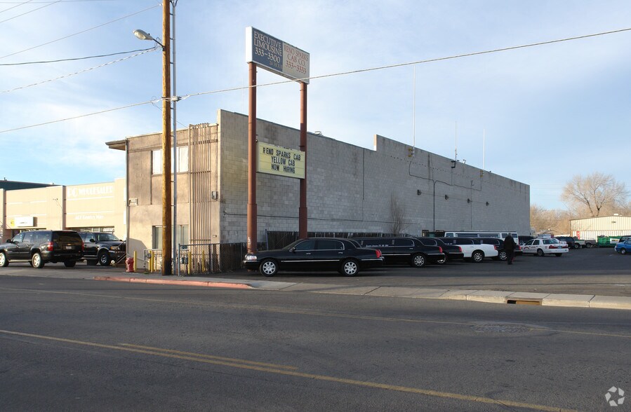 425 Gentry Way, Reno, NV à louer - Photo du bâtiment - Image 2 de 16