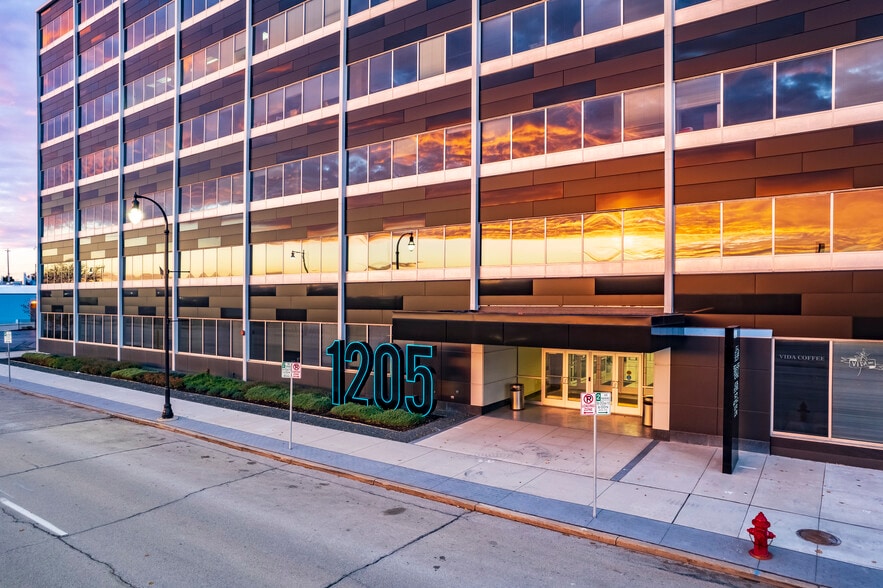 1205 S 70th St, West Allis, WI for lease - Building Photo - Image 3 of 11