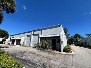 2696 NW 31st Ave, Lauderdale Lakes, FL à louer Photo du bâtiment- Image 1 de 8