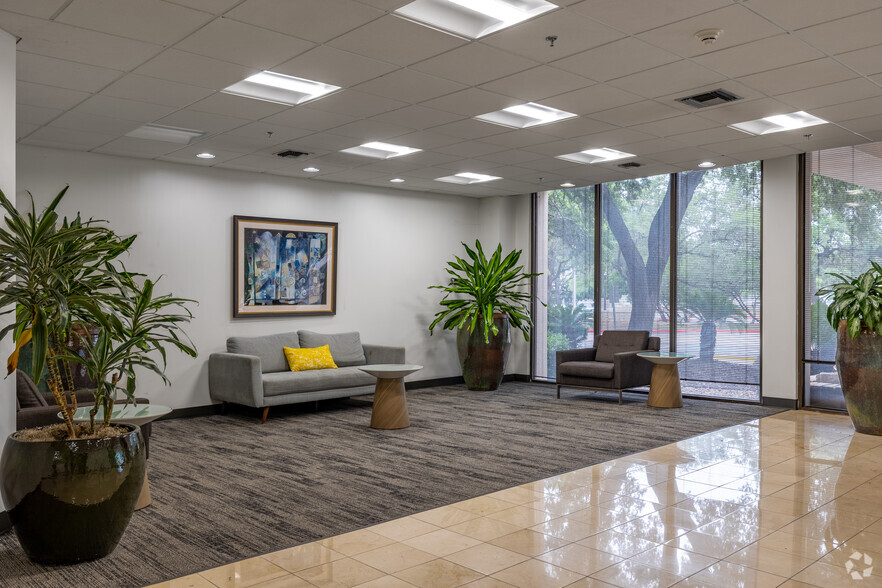 8700 Tesoro Dr, San Antonio, TX for lease - Lobby - Image 2 of 11