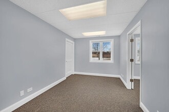 3S340 Rockwell St, Warrenville, IL à louer Photo intérieure- Image 2 de 9