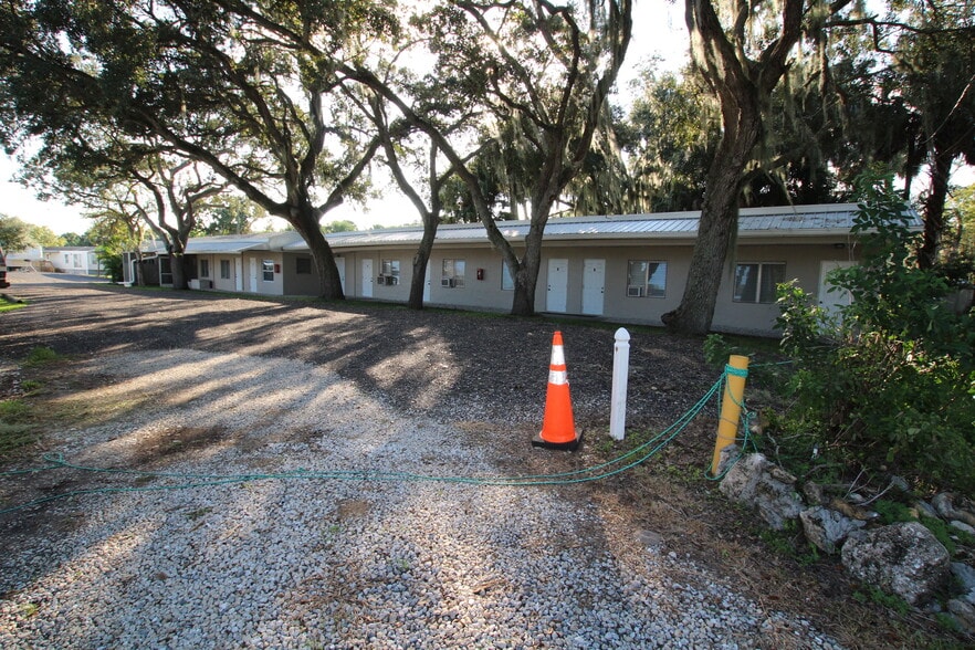 1069 Marina Ln, Moore Haven, FL à vendre - Photo du bâtiment - Image 2 de 10