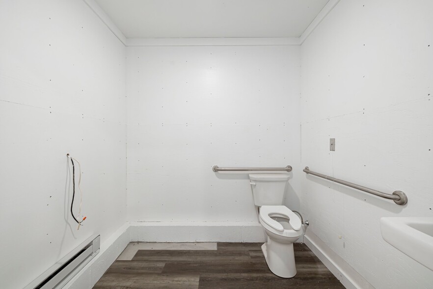 169 Norwich Rd, Plainfield, CT for sale - Interior Photo - Image 2 of 7