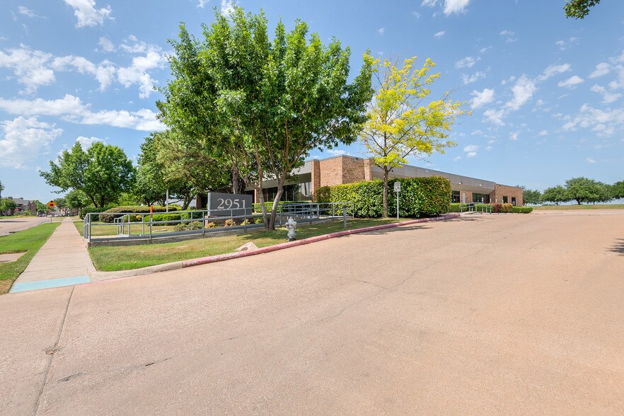 2951 Kinwest Pky, Irving, TX à louer - Photo du bâtiment - Image 1 de 27