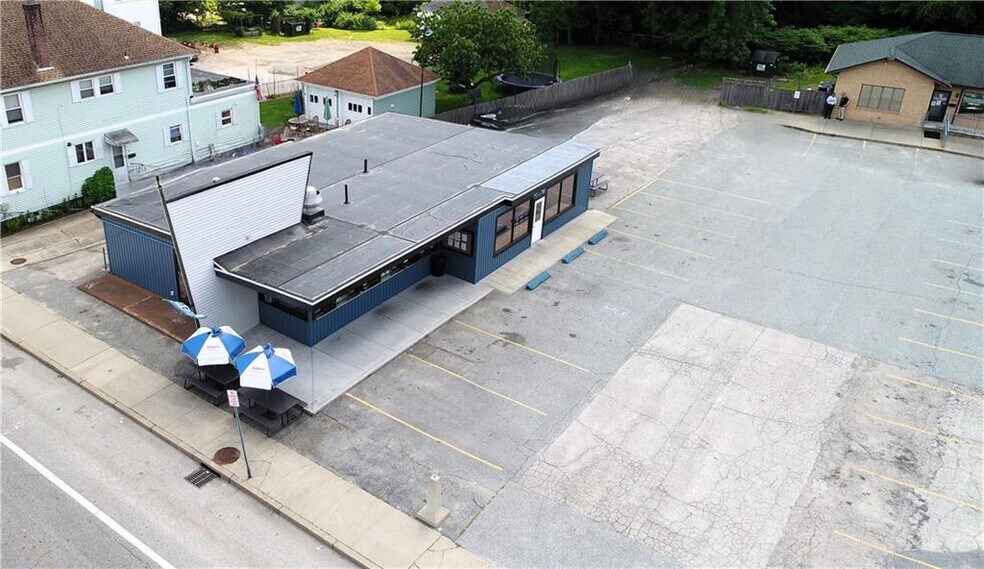 923 Main St, West Warwick, RI à vendre - Photo du bâtiment - Image 2 de 24