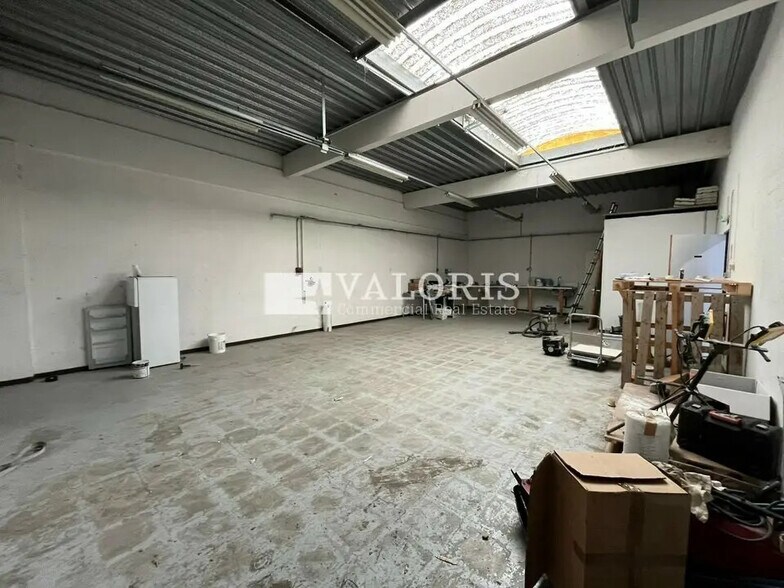 Flex in Vitrolles for lease - Interior Photo - Image 3 of 13