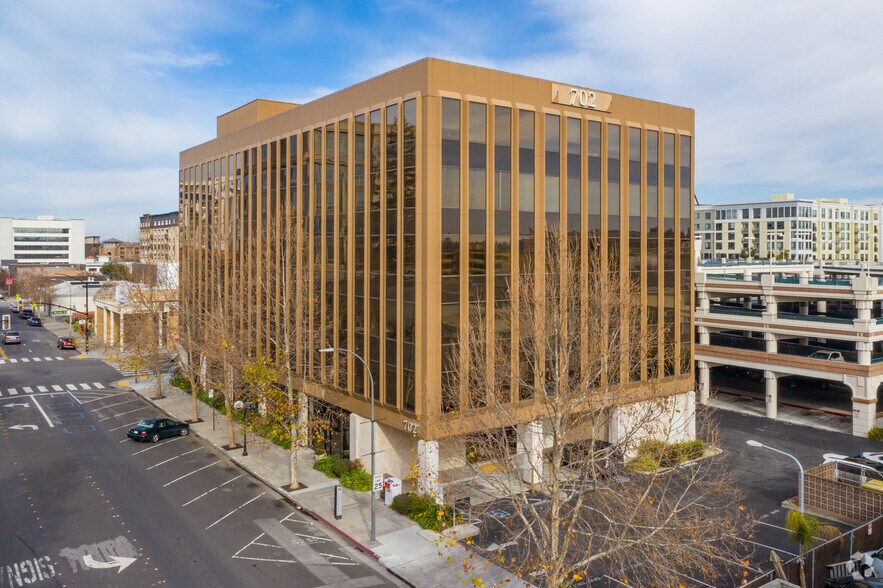 702 Marshall St, Redwood City, CA à louer - Photo du bâtiment - Image 2 de 4