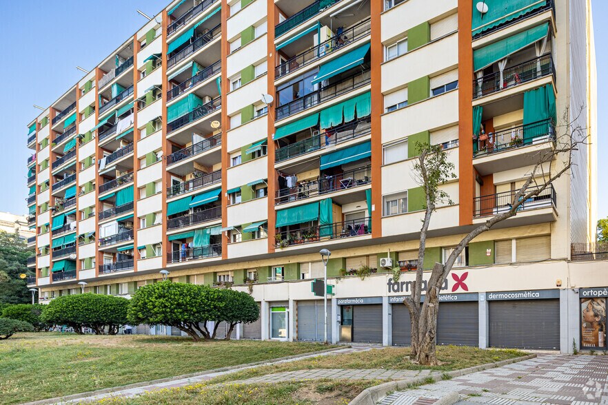 Commerce de détail dans Rubí, Barcelona à louer - Photo du bâtiment - Image 2 de 5