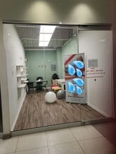 7181 Yonge St, Markham, ON à louer Photo intérieure- Image 1 de 3