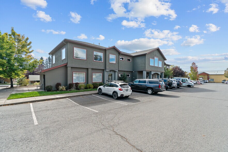 300 SE Reed Market Rd, Bend, OR for sale - Primary Photo - Image 1 of 16