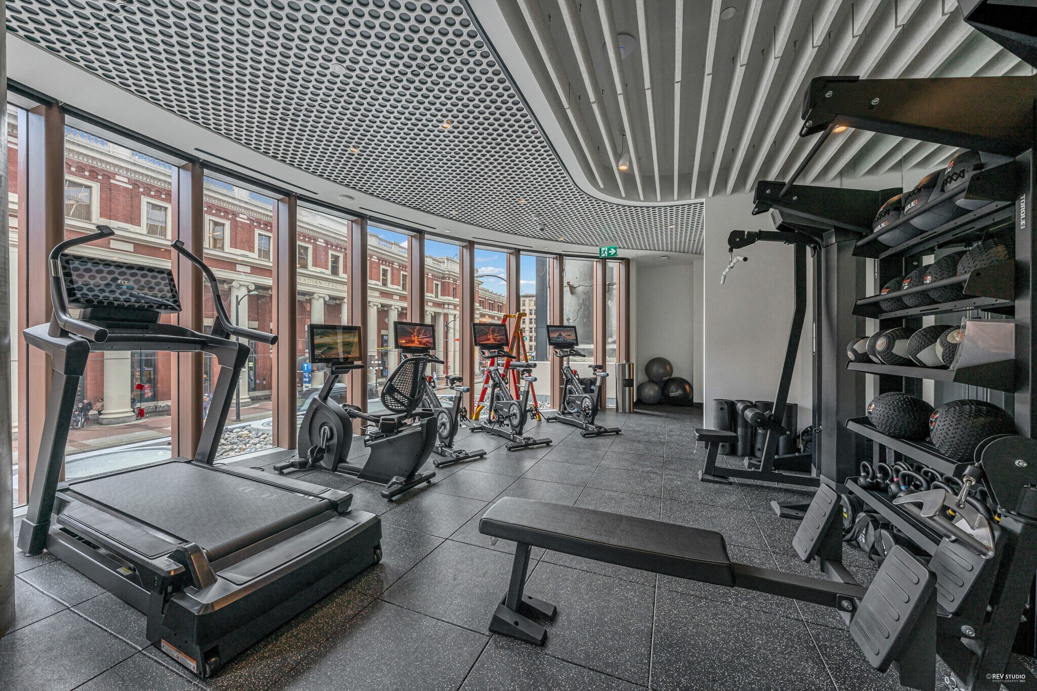 320 Granville St, Vancouver, BC for lease Building Photo- Image 1 of 12