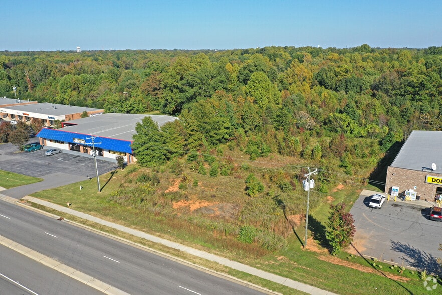 Freeway Dr, Reidsville, NC à louer - Photo du bâtiment - Image 2 de 11
