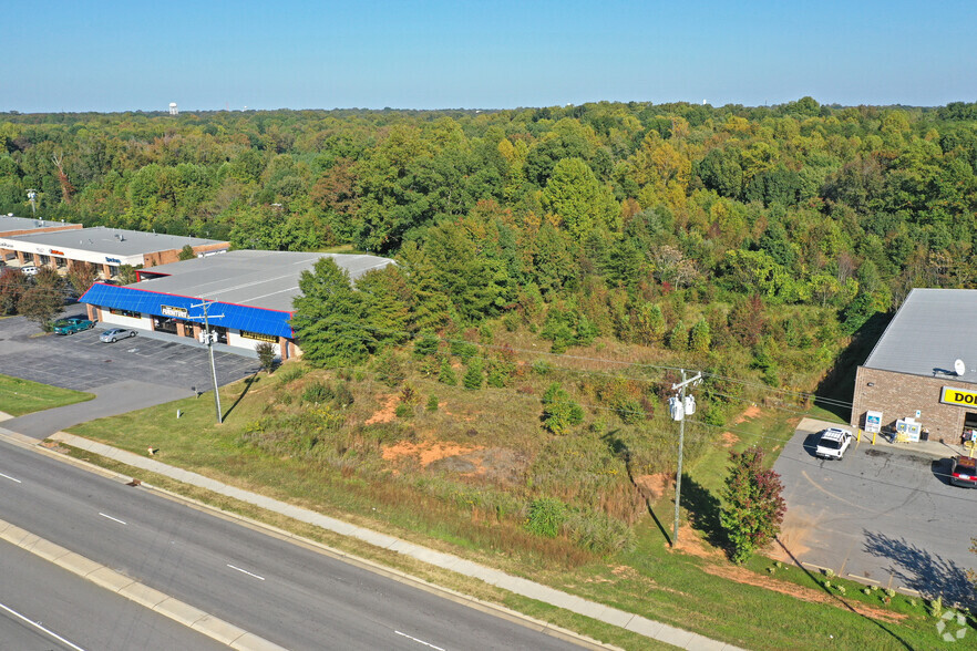 Freeway Dr, Reidsville, NC à vendre - Photo du bâtiment - Image 2 de 9