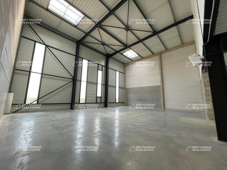 Flex in Wissous for lease - Interior Photo - Image 2 of 5