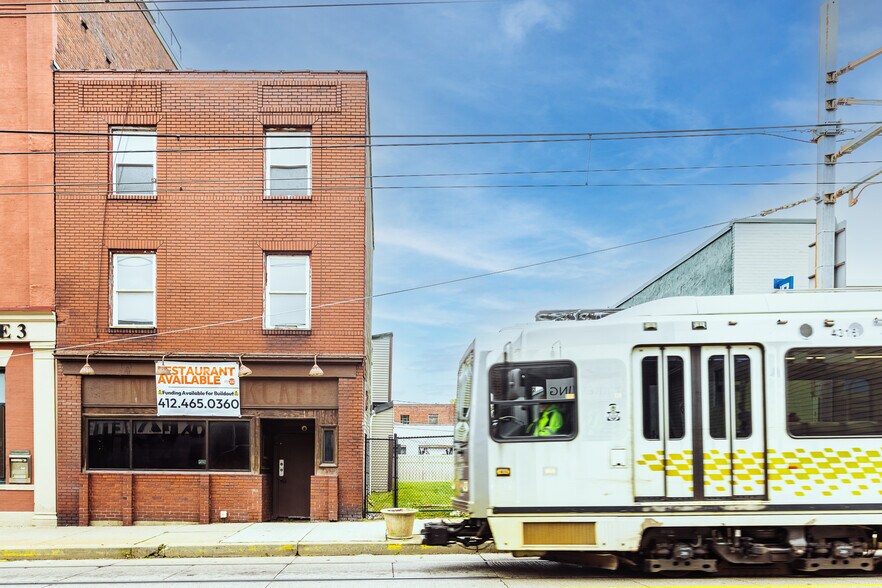826 E Warrington Ave, Pittsburgh, PA à louer - Photo du bâtiment - Image 2 de 22