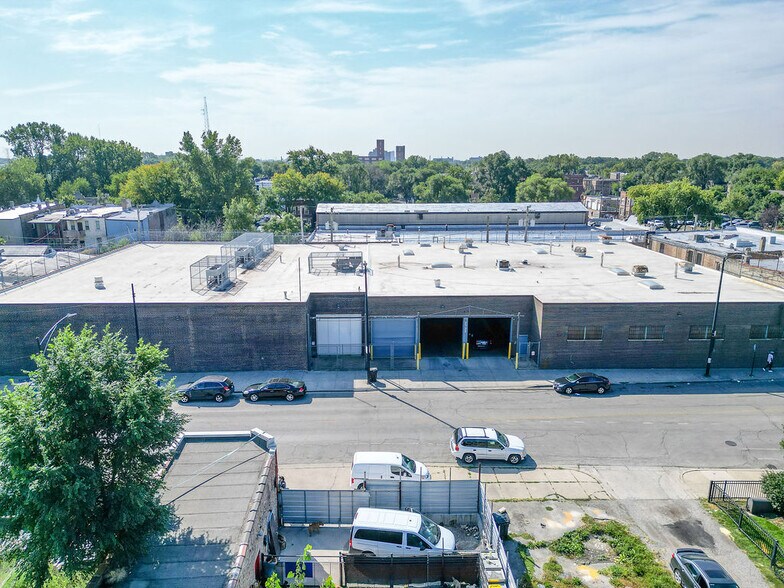 2733 W Harrison St, Chicago, IL à vendre - Photo du bâtiment - Image 1 de 44