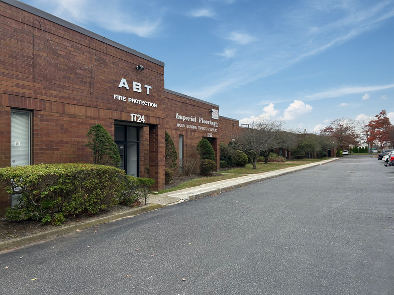 1724 Church St, Holbrook, NY for lease - Building Photo - Image 2 of 5