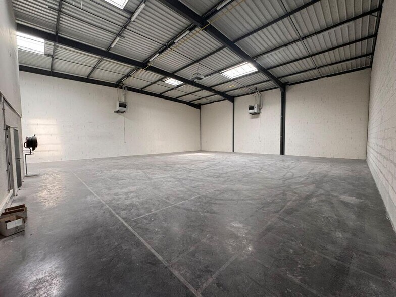 Flex in Saint-Priest for lease - Interior Photo - Image 3 of 6