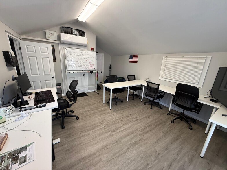 218 Ronkonkoma Ave, Ronkonkoma, NY à vendre - Photo du bâtiment - Image 3 de 16