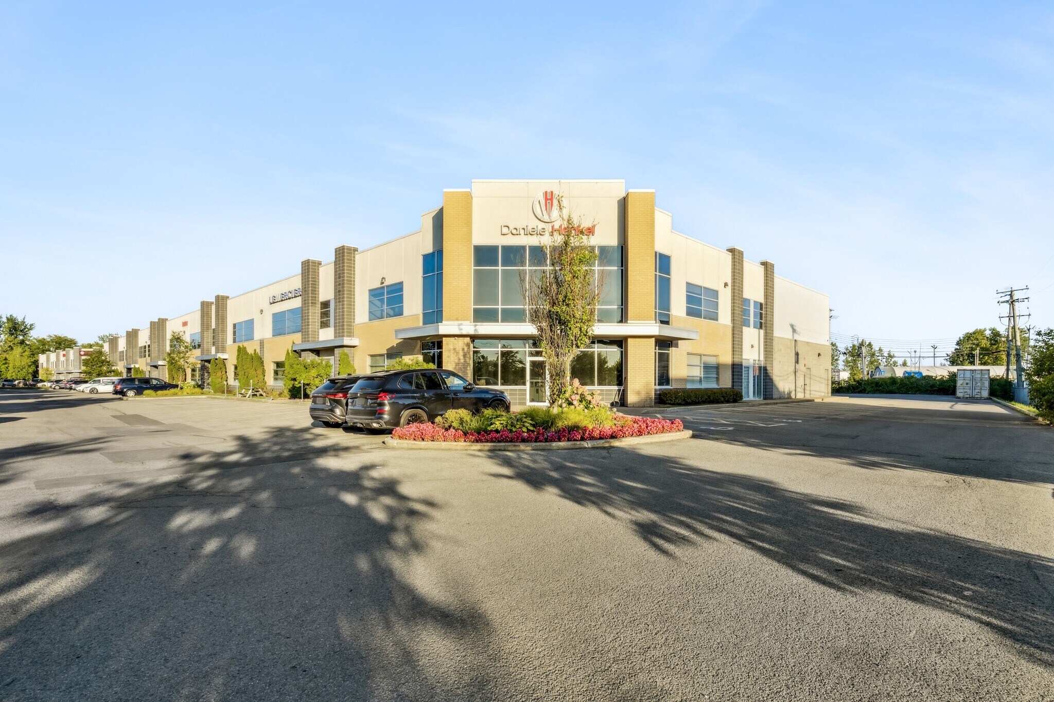 9251-9283 Thimens Rue, Pierrefonds, QC for sale Primary Photo- Image 1 of 4