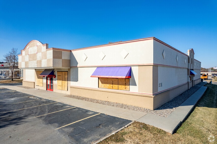 221 N 66th St, Lincoln, NE à vendre - Photo du bâtiment - Image 2 de 9