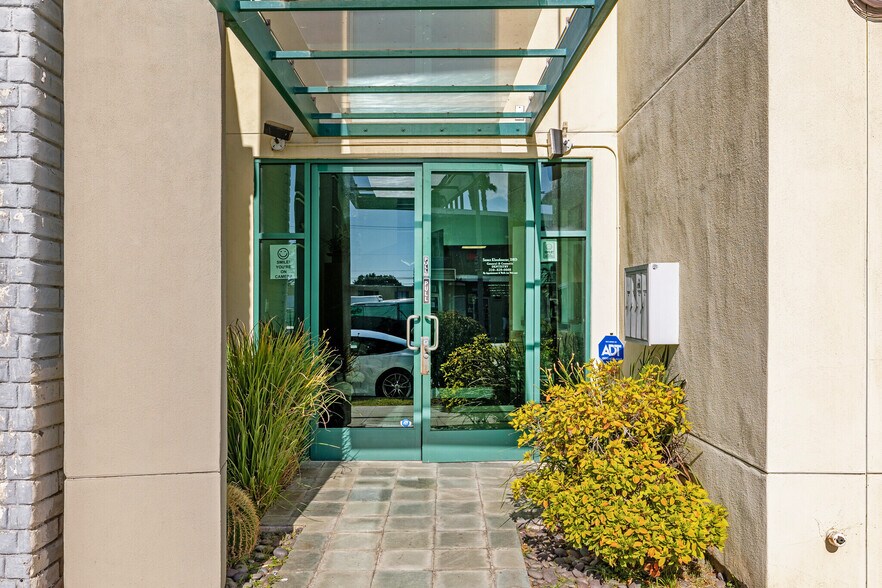 2915 Santa Monica Blvd, Santa Monica, CA à louer - Photo du bâtiment - Image 3 de 10