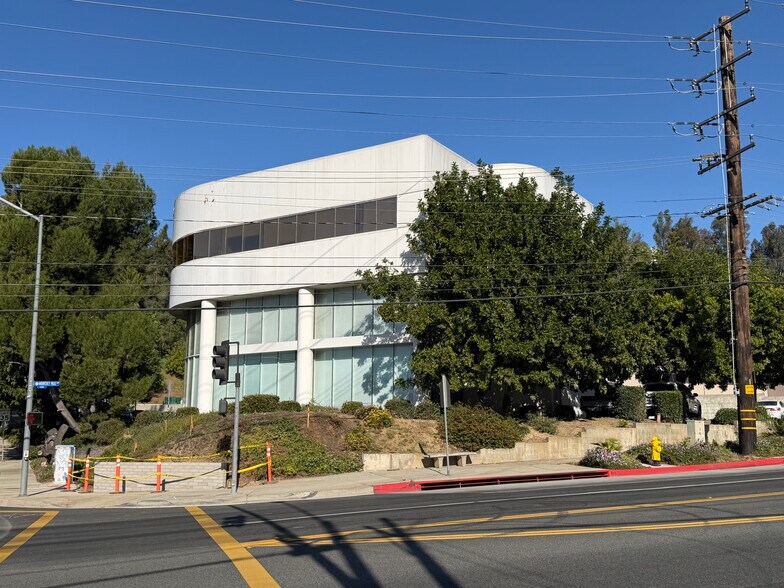 2501 Davidson Dr, Monterey Park, CA à vendre - Photo du bâtiment - Image 2 de 27