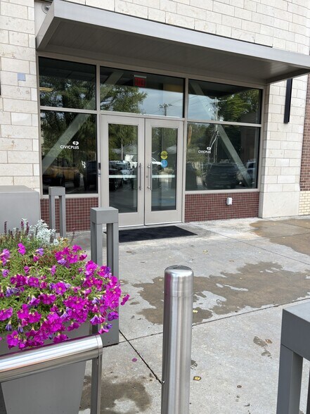 302 S 4th St, Manhattan, KS à louer - Photo du bâtiment - Image 3 de 23