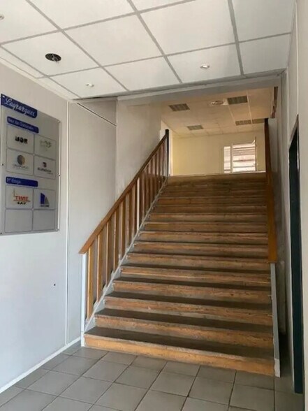 Office in Baillargues for lease - Lobby - Image 2 of 7