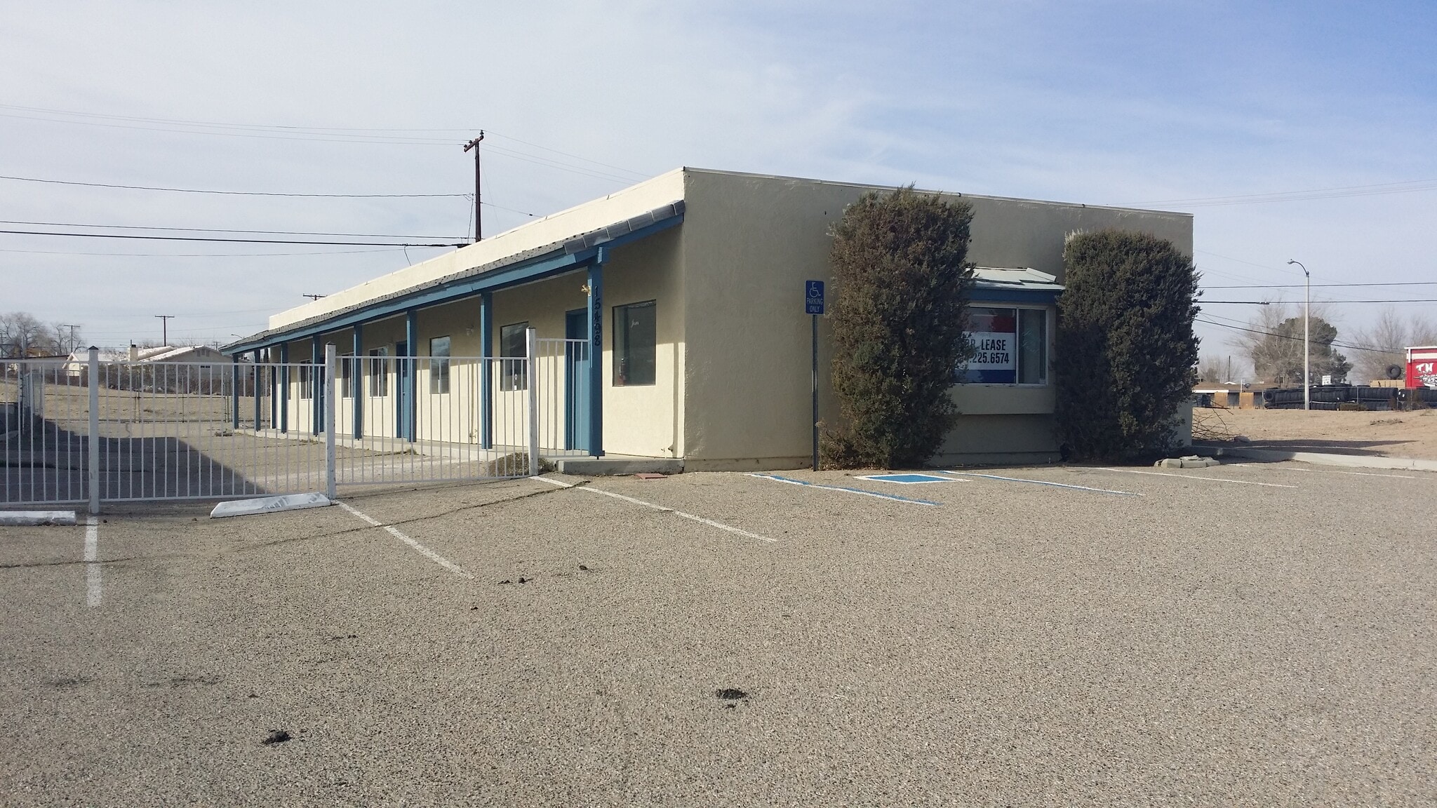 15498 Village Dr, Victorville, CA à louer Photo du bâtiment- Image 1 de 4