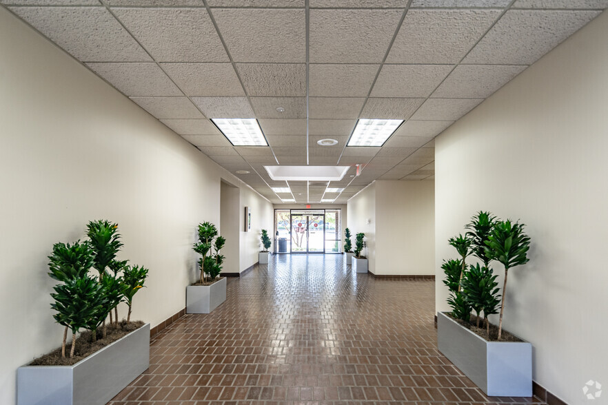 1202 E Arapaho Rd, Richardson, TX for lease - Lobby - Image 3 of 7