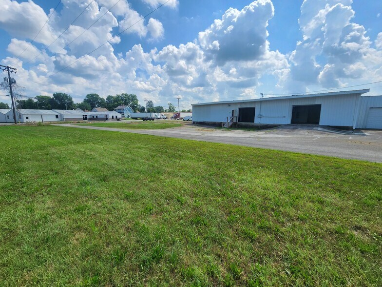 1230 Jackson St, Columbus, IN à louer - Photo du bâtiment - Image 2 de 15