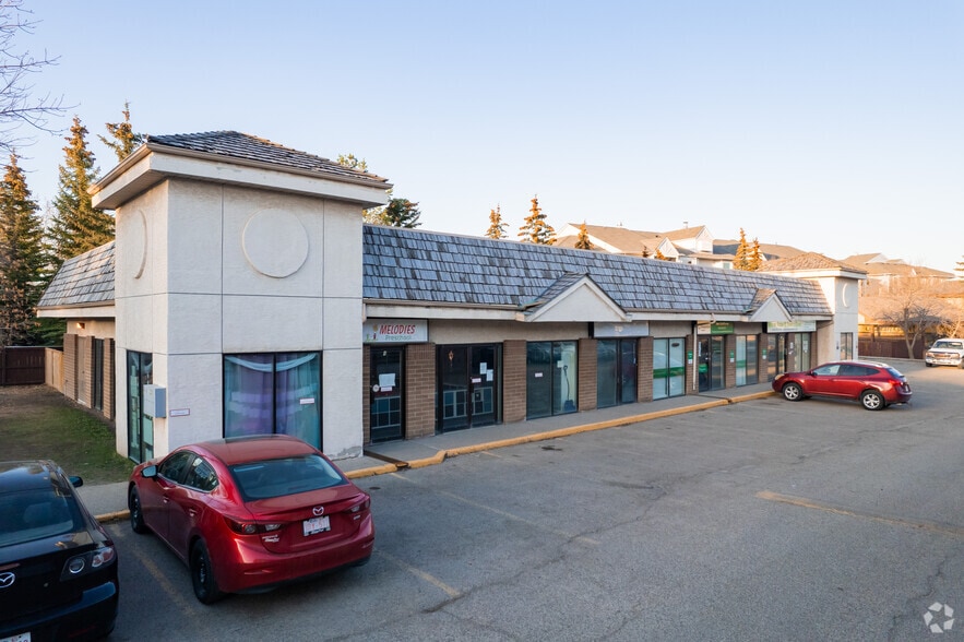 217 Hawksbrow Dr NW, Calgary, AB à vendre - Photo principale - Image 1 de 12