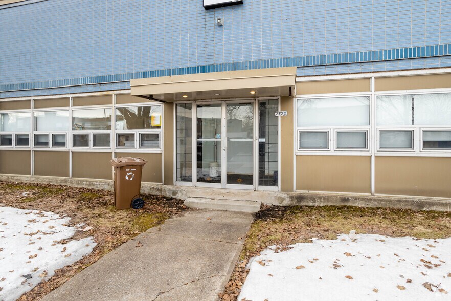 2720 Rue Duchesneau, Montréal, QC for lease - Building Photo - Image 3 of 5