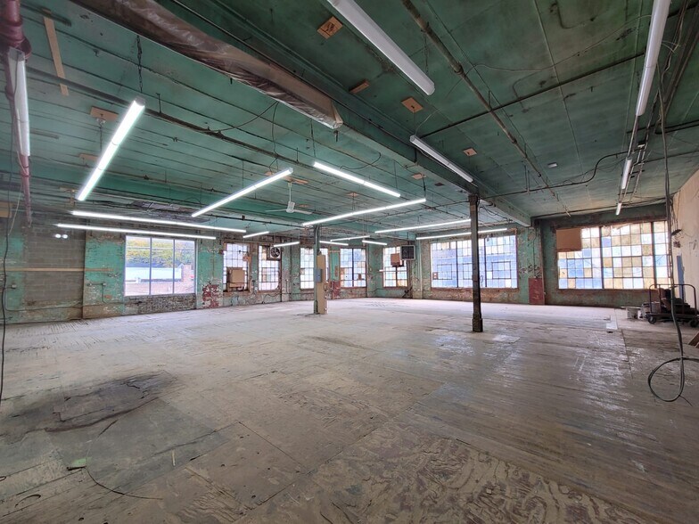 830 Barry St, Bronx, NY à vendre - Photo du bâtiment - Image 2 de 46