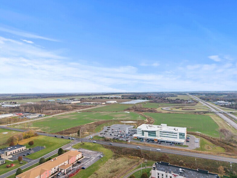 8053 Oak Orchard Rd., Batavia, NY à vendre - Photo du bâtiment - Image 3 de 6