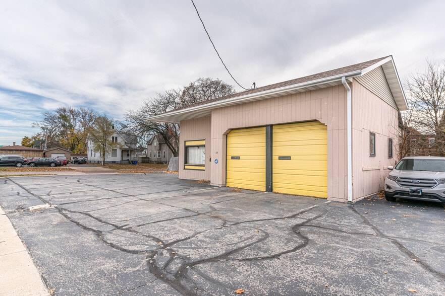 823 Broadway, Rockford, IL for sale - Building Photo - Image 2 of 12