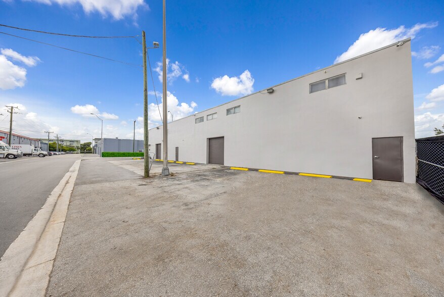 7550 W 2nd Ct, Hialeah, FL for lease - Building Photo - Image 3 of 9