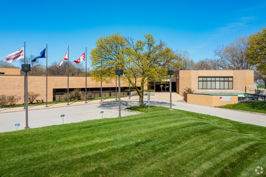 750 A B Data Dr, Glendale, WI à louer - Photo du bâtiment - Image 1 de 8