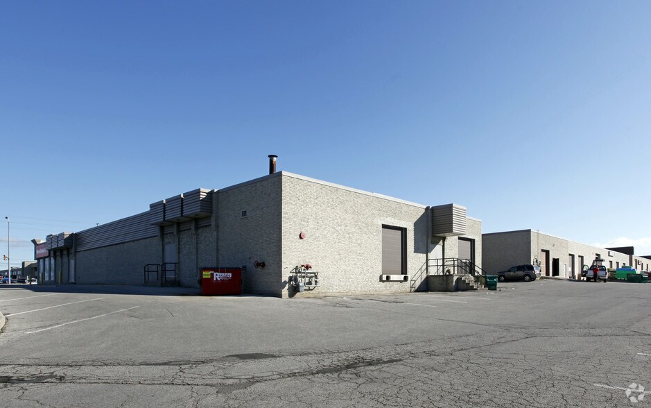 1250-1274 Eglinton Ave E, Mississauga, ON à louer - Photo du bâtiment - Image 2 de 6
